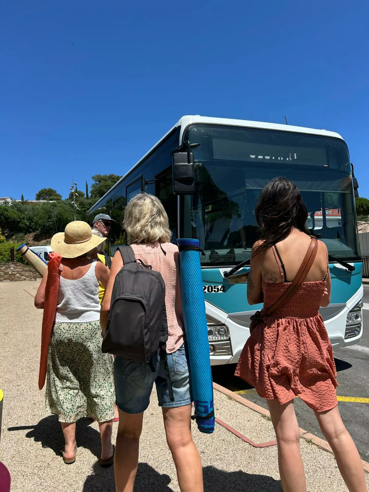navette estivale 2026 ©lacroixvalmertourisme des dames attendent l'arrivée de la navette pour aller à la plage pendant leurs vacances.