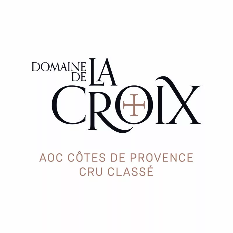 logo du domaine viticole du Domaine de la Croix sur fond blanc. Le nom du domaine est en noir et le dessin de la Croix de Constantin ainsi que l'appellation sont en couleur cuivrée