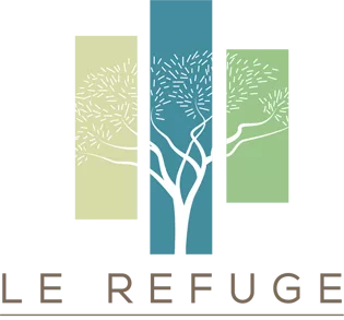 Logo d'entreprise Le Refuge avec une police simple et marron sur fond transparent. Un arbre blanc est représenté sur trois rectangles de trois couleurs différentes sur de tons bleu, jaune et vert