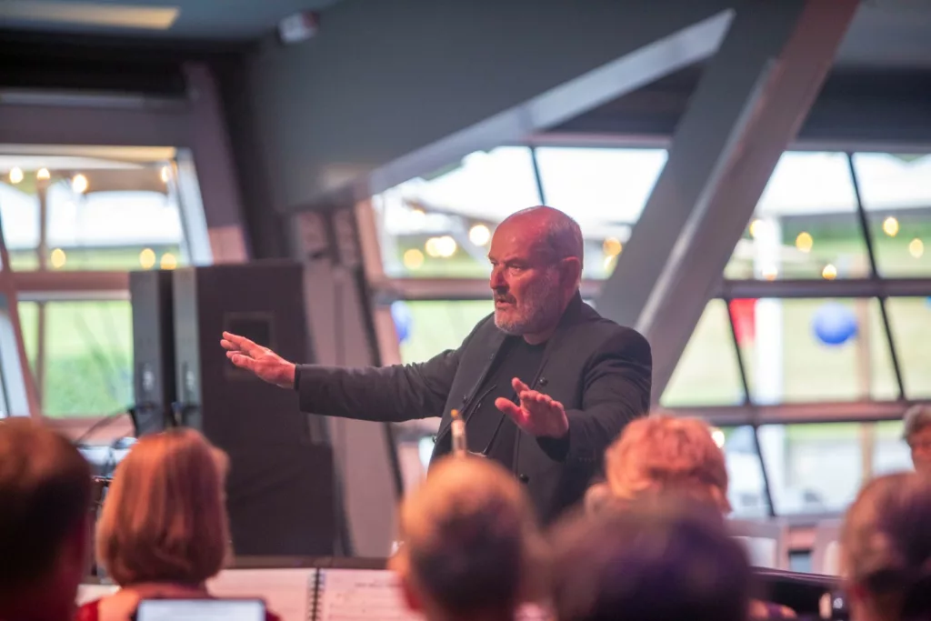 Chef d'orchestre dirigeant les musiciens devant lui