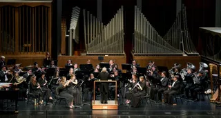 L'orchestre de l'Université de Virginie de l'Ouest performant sur scène, dirigé par le chef d'orchestre