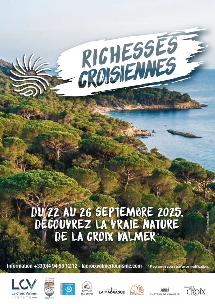 Affiche des Richesses Croisiennes de 2025 représentant le littoral de La Croix Valmer. Les dates et quelques info sont inscrites en bas de la photo, en blanc et en majuscules
