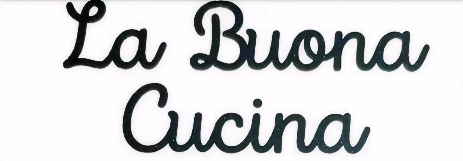 Logo d'entreprise La Buona Cucina. Écriture attachée noire sur fond blanc