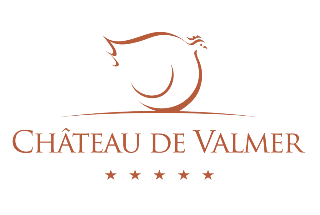 Logo de l'entreprise du Château de Valmer. Ecriture en lettre capitales terracotta. Au dessous se trouvent cinq étoiles de la même couleur et au dessus se trouve une poule dessinée en quelques traits