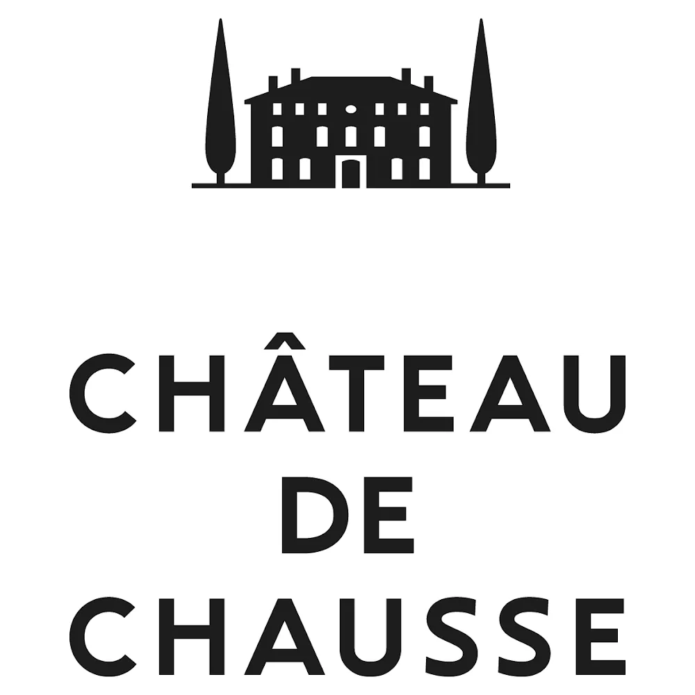 logo du Château de Chausse avec une police simple et noir sur un fond blanc. Accompagné d'un dessin simplifié de la bâtisse du domaine viticole