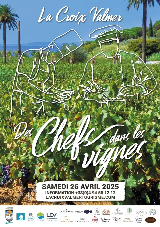 Affiche pour présenter l'évènement Des Chefs dans les Vignes. Le dessin de deux chefs en train de cuisiner est avec des traits fins et blancs, tout comme le nom de l'évènement. Sur la photos on voit des vignes avec du raisin ainsi que des palmiers et la mer et le ciel bleu.