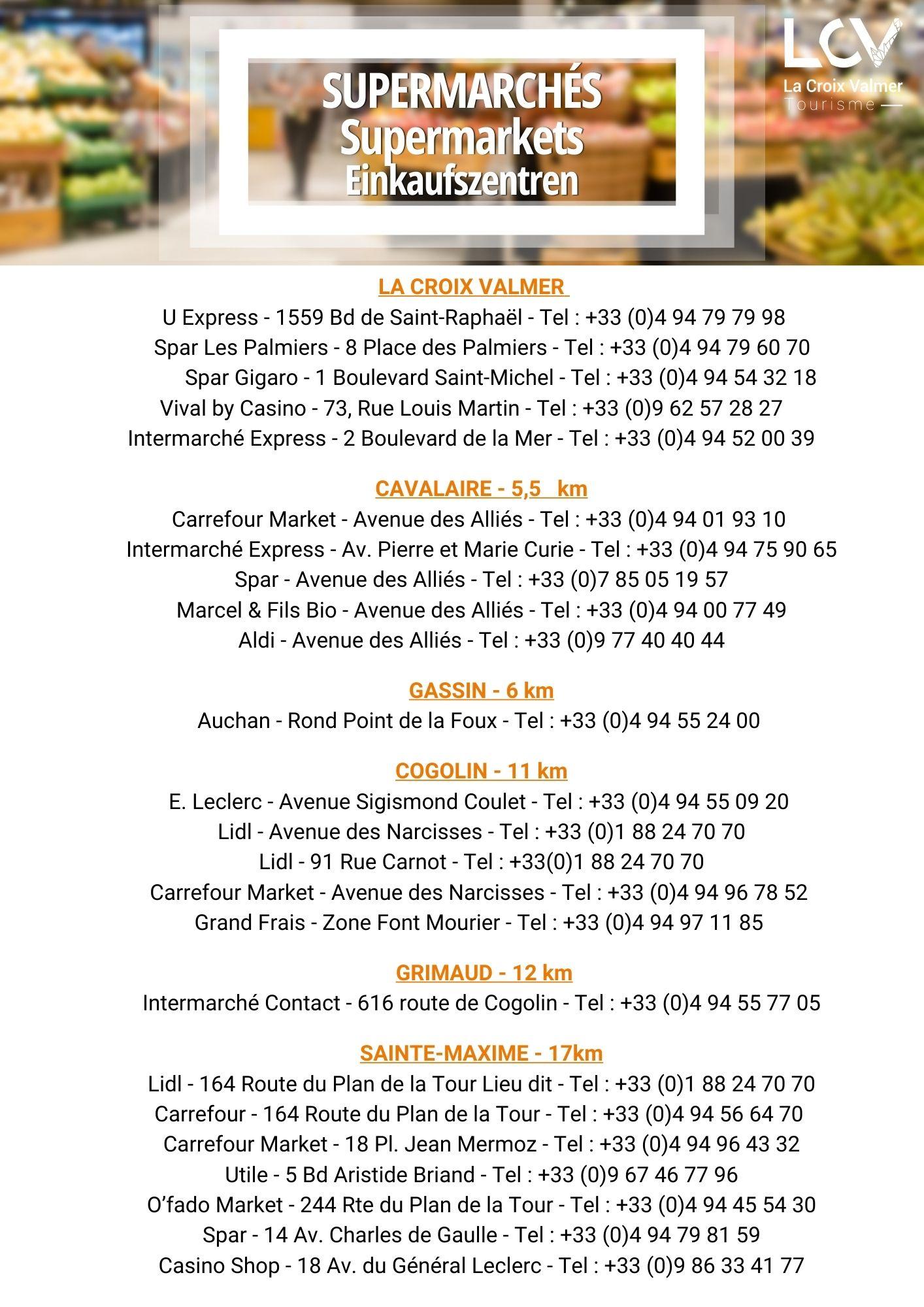 Affiches présentant les endroits où il est possible de faire ses courses dans le Golfe de Saint Tropez. L'affiche est blanche avec des écritures noires et oranges. Il y a une photo de l'intérieur d'une grande surface où l'on devine des étalages de fruits et légumes.