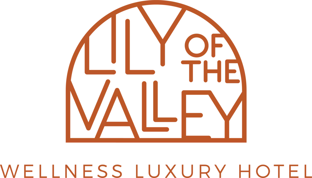 Logo du l'hôtel Lily of the Valley de couleur marron clair sur un fond transparent. Le nom de l'hôtel est écris dans une arche