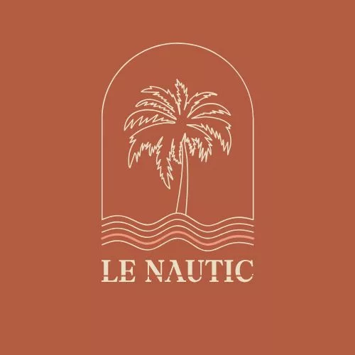 Logo d'entreprise Le Nautic représentant un dessin de palmier au dessus de lignes ondulées de deux épaisseurs et deux couleurs différentes. Le tout sur un fond coloré