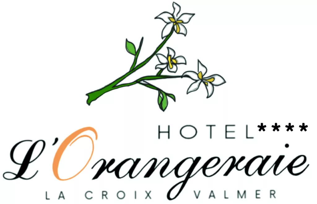 logo de l'hôtel quatre étoiles l'Orangeraie dont le o est en orange. Le reste du texte est en noir sur un fond blanc. Trois lys sont également dessinées avec leur tige verte, leurs pétales blancs ainsi que leurs pistils jaunes.