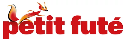 Logo du Petit Futé, l'écriture est épaisse et rouge, il y a un dessin d'un petit écureuil orange et rouge juste au dessus