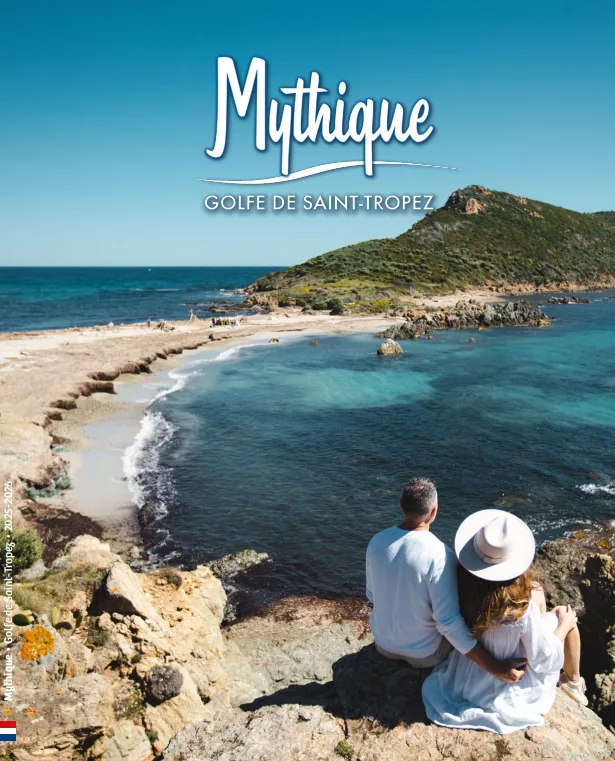 Couverture magazine Mythique. Photo d'un couple assis sur des rochers, face à une magnifique baie. La mer à plusieurs tons de bleu, tout comme le ciel qui est très dégagé. La femme porte une robe blanche et un chapeau, le monsieur est habillé en blanc. 