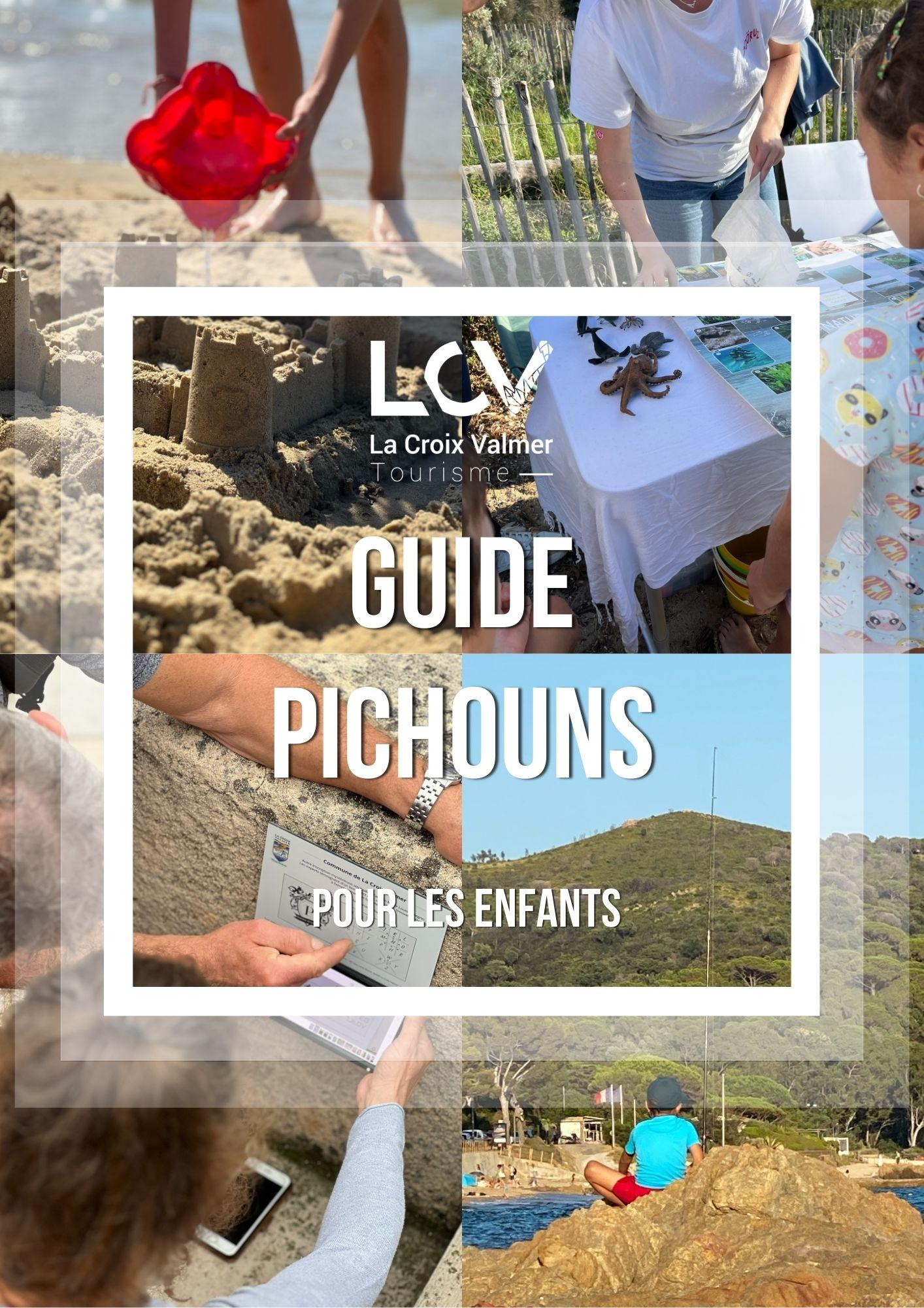Brochures du Guide Pichouns avec des photos d'enfants qui jouent sur la plage avec un seau, qui trouvent des animaux marins, qui déchiffrent des codes cachés dans la ville et qui jouent dans les rochers à la plage.