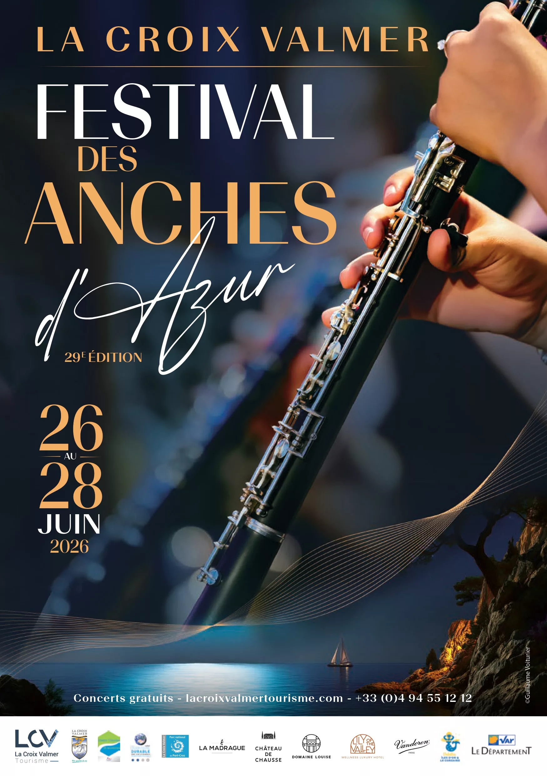 Affiche du Festival des Anches d'Azur 2026, un instrument à vent, un bateau à voile sur l'eau avec la lune qui se lève et un bout de pin parasole. C'est durant les vacances.
