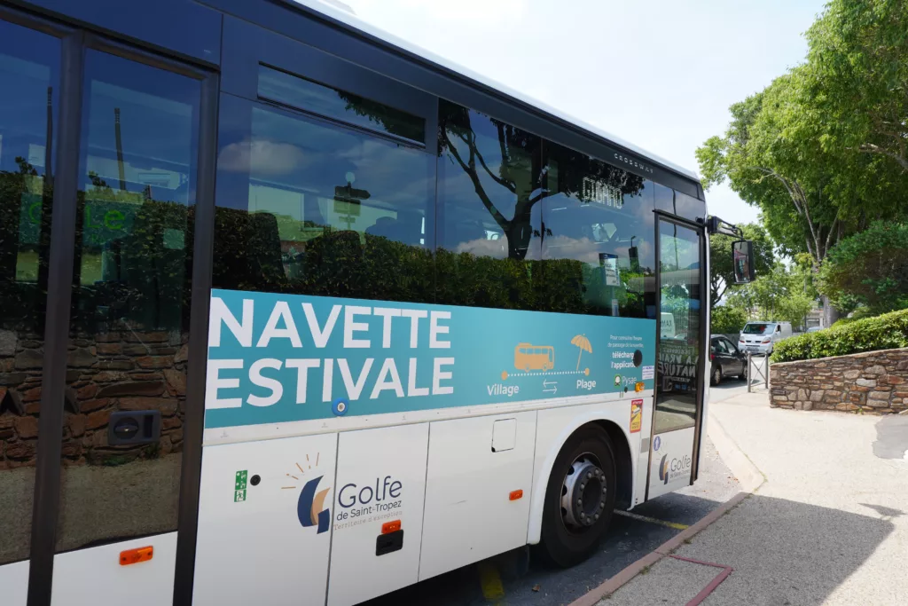 ©lacroixvalmertourisme navette estivale gratuite 2026 vues de coté avec les stickers qui indique la ligne et la destination pour passer de bonnes vacances.