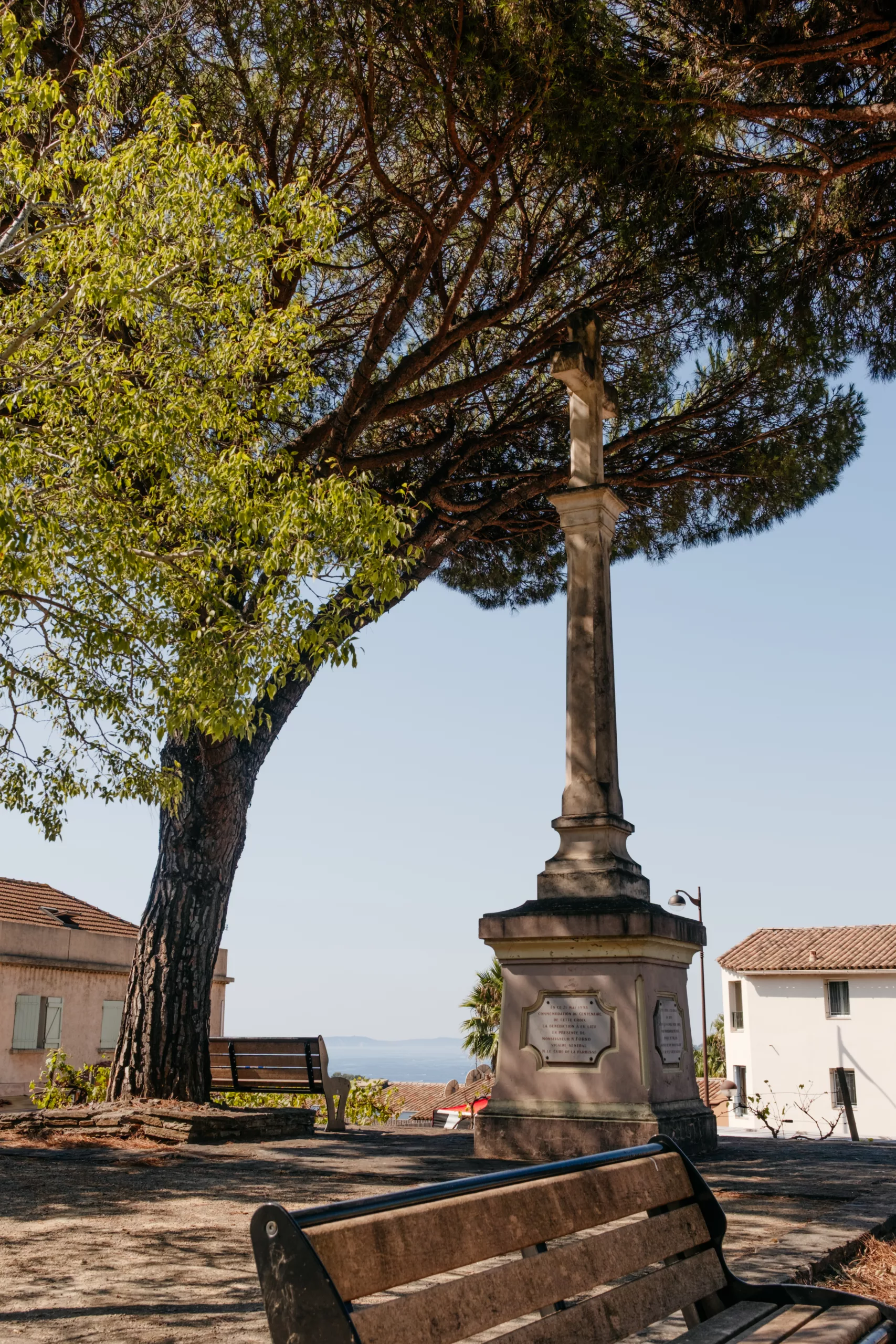 ©vincentklares Croix de Constantin au coeur du village à venir voir pendant les vacances