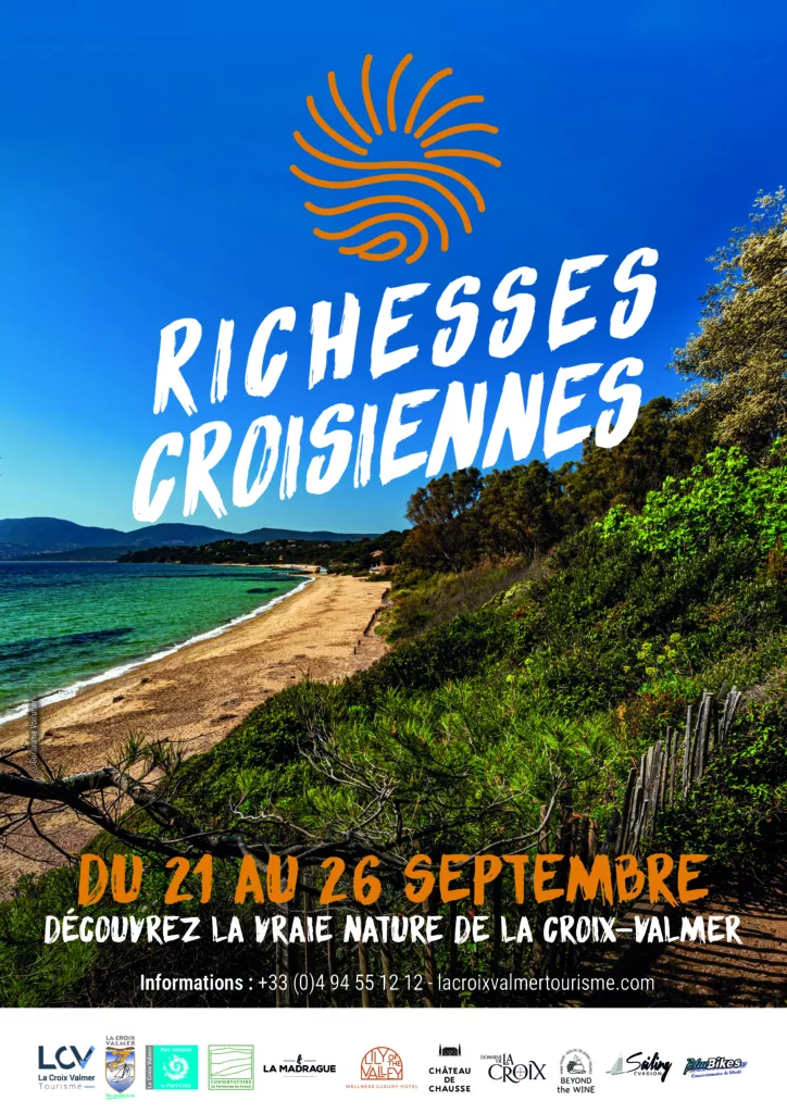 Affiche des Richesses croisiennes avec une photo de la plage de La Croix Valmer depuis le sentier du littoral. Pendant les vacancves avec un beau ciel bleu, du sable et verdure méditerranéenne