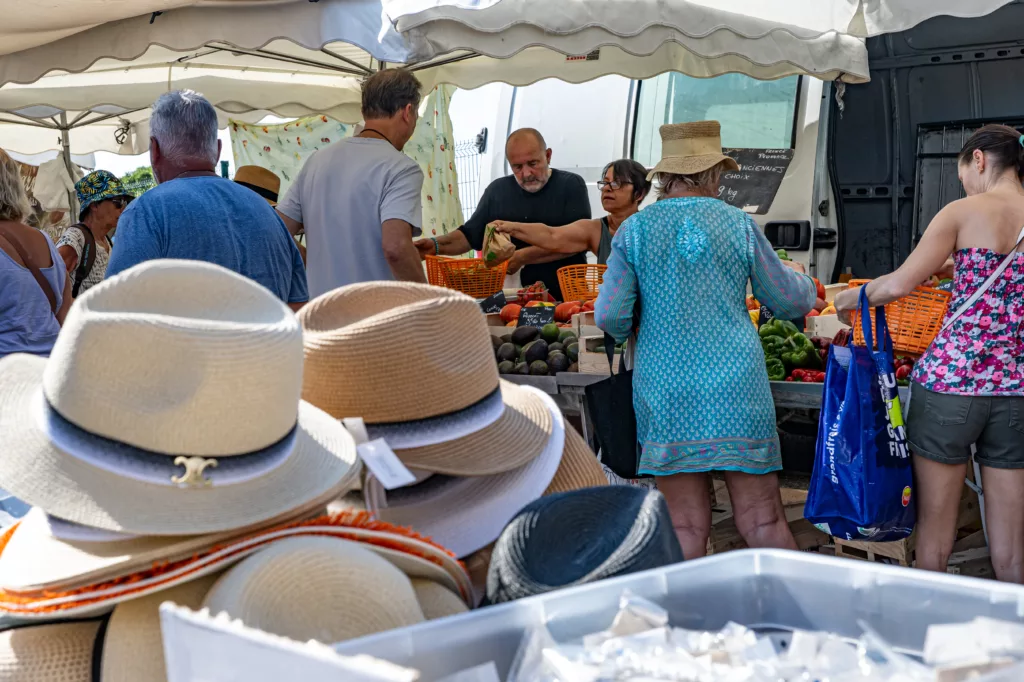 ©Guillaume Voiturier marché provençal du dimanche. Idéal pour les vacances dans le golfe