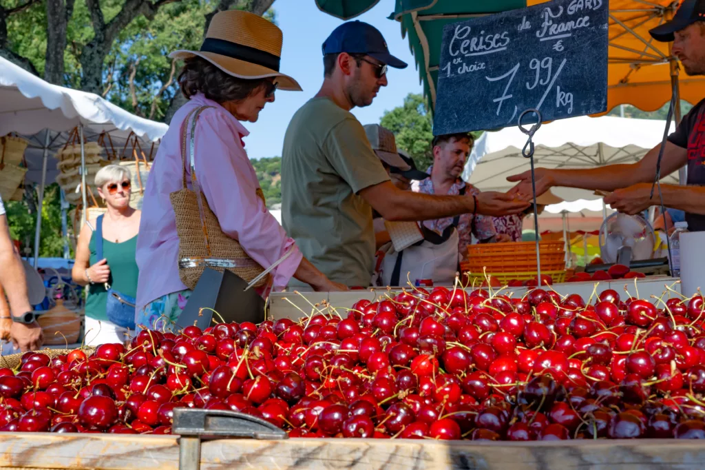 ©Guillaume Voiturier vente de cerise aux vacanciers sur le marché dominical de la croix valmer