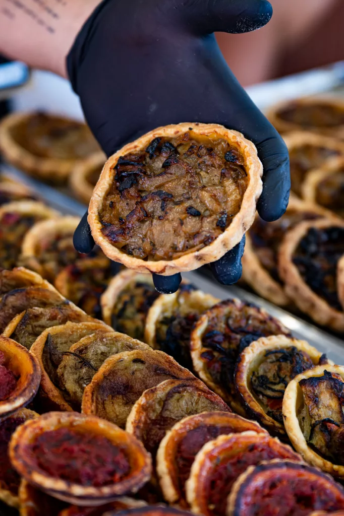 ©Guillaume Voiturier vente de cuisine locale sur le marché du dimanche pendant les vacances