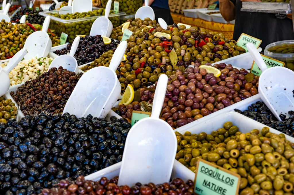 ©Guillaume Voiturier olives en vente sur le marché du dimanche pendant les vacances d'été à La croix valmer
