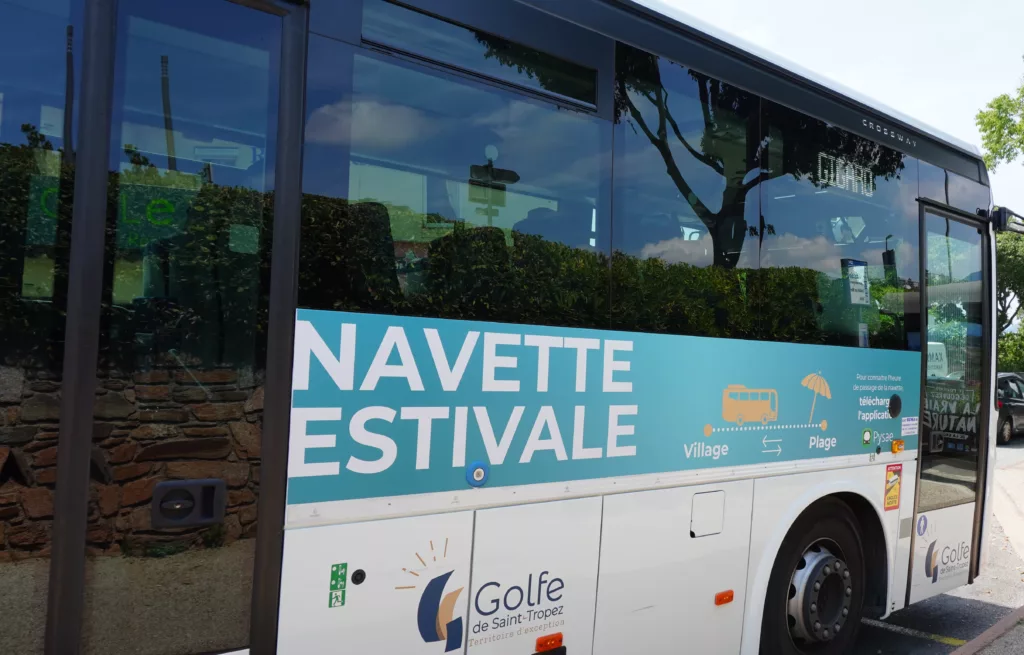 ©lacroixvalmertourisme navette estivale gratuite 2026 vues de coté avec les stickers qui indique la ligne et la destination pour passer de bonnes vacances.
