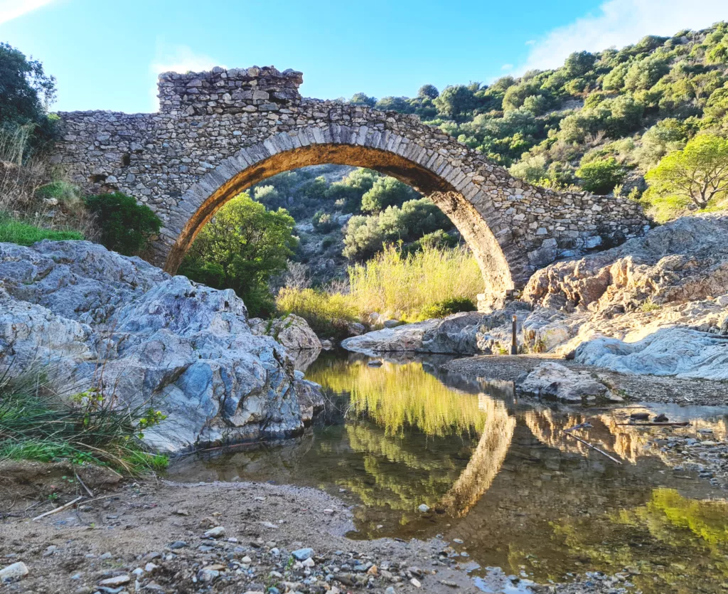 Grimaud pont des fees ©golfe-saint-tropez