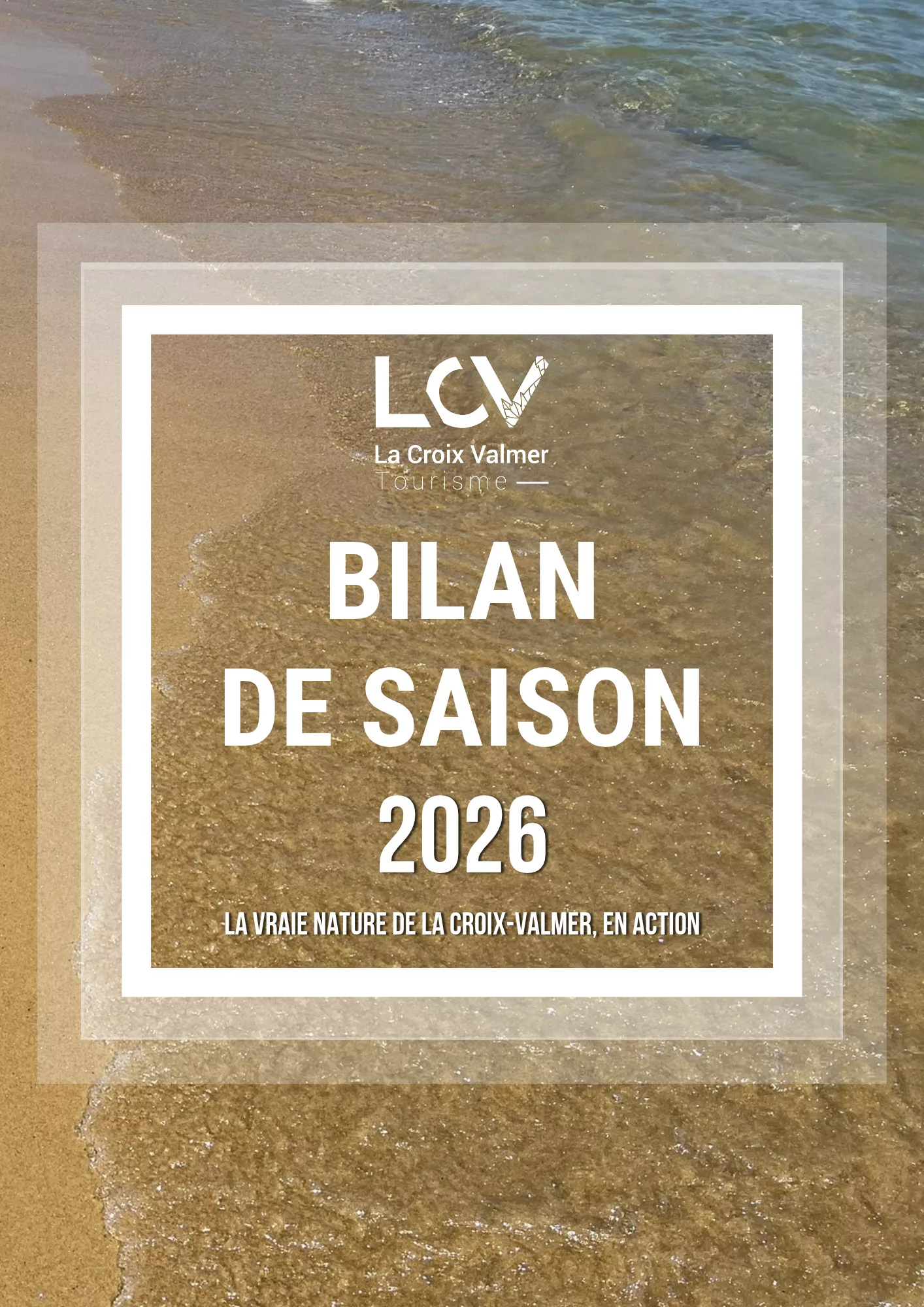 Couverture du bilan de saison 2026, du sable sur la plage pendant les vacances.
